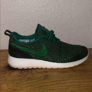 Nike Roshe Flyknit shoes